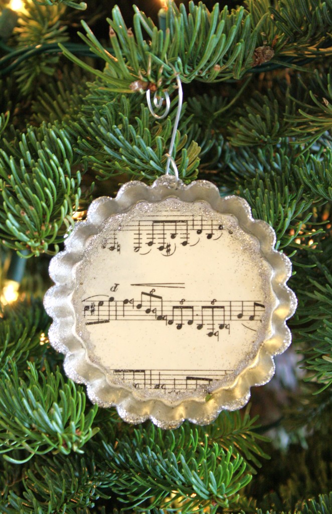 {Vintage} Tin Mold Music Ornaments